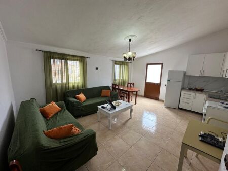 🏢Via Durazzo, vicino all'Hotel Colosseo, affittasi appartamento 2+1+2+deposito, arredato. 50.000 Leke   