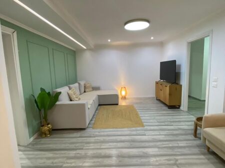 Appartamento 2+1 con 2 balconi in vendita in seconda fila sul mare