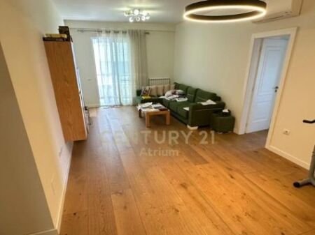 VENDESI APPARTAMENTO 2 + 1 + 2 CON VERANDA