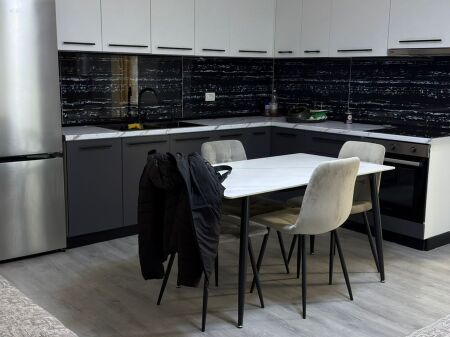 🏢Rruga 5 Maji,prane Emerald Center jepet me qera apartament 2+1  i mobiluar  700Euro    