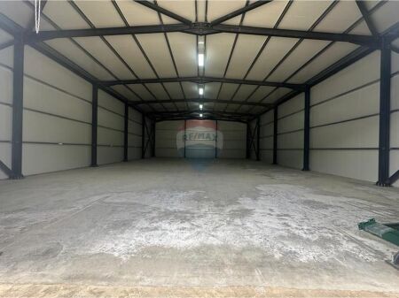 Negozio/Magazzino - In Affitto - Via Myslym Keta, Tirana