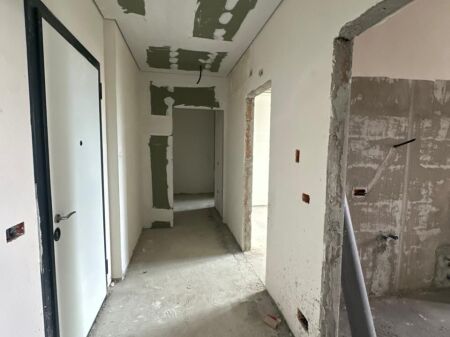 Shitet Apartament 2+1+2