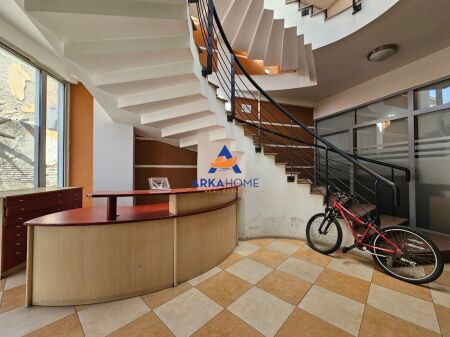 JEPET AMBIENT ZYRE ME QERA 72M2 "PAZARI I RI" 1100 EURO