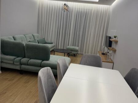 Jepet me qira 2+1+2 Rr Stavri Themeli Pas Globe 65.000 leke