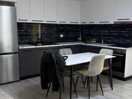 Jepet me qera Apartamenti 2+1, rruga 5 Maj 700  euro  