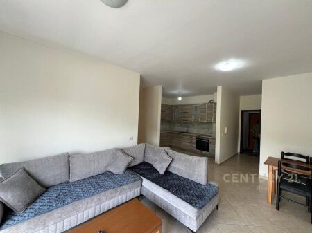 Jepet me qira apartament 2+1 në zonën mbrapa Globit, i disponueshëm me post parkimi