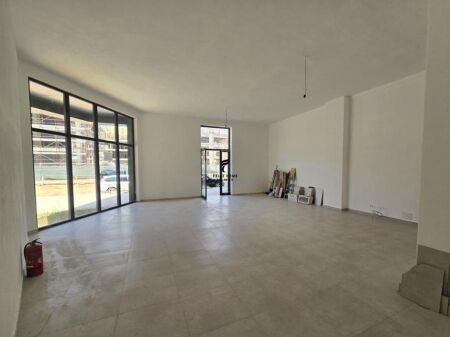 SHOP FOR RENT 84 M2 NEW BOULEVARD 90,000 LEKE FH-66308