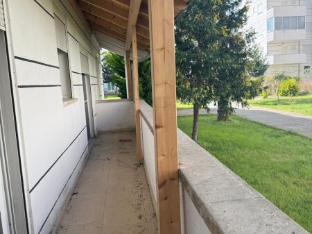 Apartament 2+1 me oborr – 95m² + 10m² verandë + 70m² oborr në Qerret