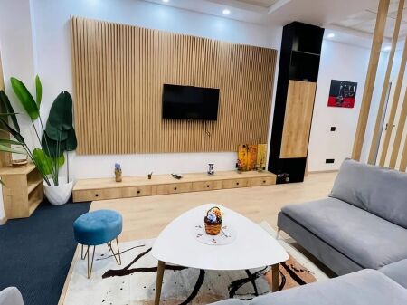 Studio Moderne Me Qera | E Mobiluar Plotësisht