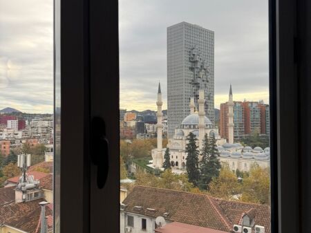 Appartamento 2+1 in affitto Centro vicino a Toptani Center a Tirana