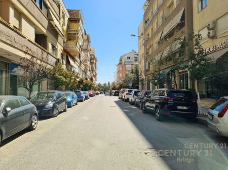 FOR SALE PREMISES NEAR THE LAKE, BOTANICAL GARDEN !