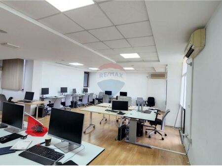 - Jepet Zyre me qira  buze rruge kryesore ne Bllok