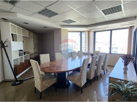 Zyrë - Për Qira - Sheshi Nënë Tereza, Tiranë