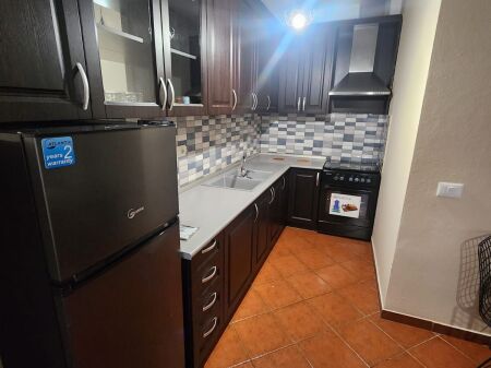 Jepet  me qera apartament  1+1 + Parkim prane pallatit me shigjeta