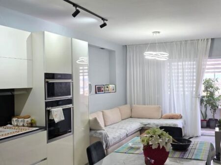 Shitet Apartament 2+1 – 90 m² – Pranë Spitalit, Durrës