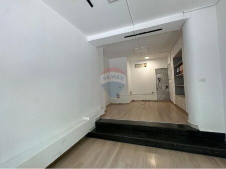 Affittasi negozio fronte strada a M.Shyri