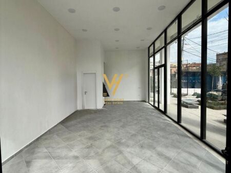 BUSINESS PREMISES 45 M2 FOR RENT AT PAZARI I RI 700 EURO
