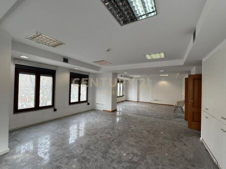 AMBIENTE COMMERCIALE/UFFICIO IN AFFITTO, VIA ELBASANI, TIRANA! 3.000 € /Mese