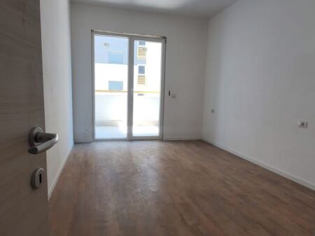 Apartament 1+1 per shitje ne Laprak , E88