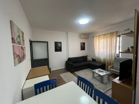 Shitet Garsionere 48m2 , mundesi konvertimi 1+1