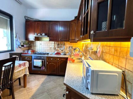 Shitet pronë e madhe rezidenciale 458m² | Kopsht 400m²