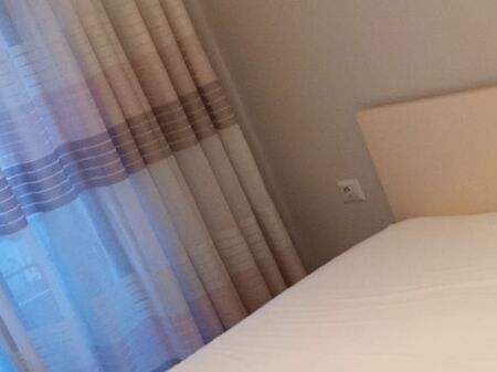 APARTAMENT 1+1. 26000 LEKE.PAS FAKULTETIT TE MJEKSIS.