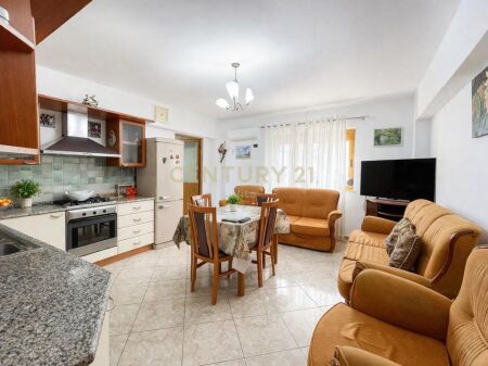 APARTAMENT ME QIRA 2+1 PRANE SPITALIT AMERIKAN , LAGJIA 18 , DURRES !!