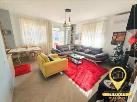 Vendesi super appartamento 2+1 con 2 verande a Kodra e Diellit