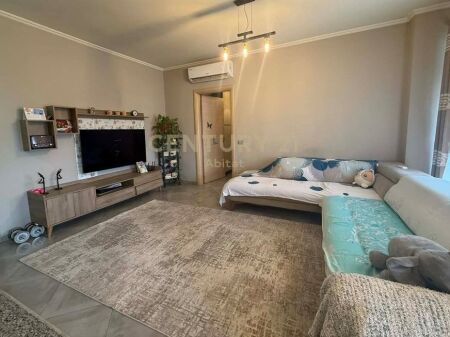 Shitet apartament 2+1+2 tualete në zonën e Oxhakut