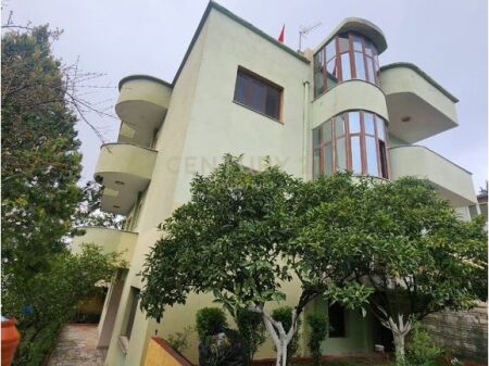 Vilë trekatëshe në zonën e Qytetit Studenti në Tiranë - 640000€ 640,000 €