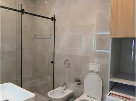 PRESSO TIRANA GARDEN BUILDING AFFITTIAMO APPARTAMENTO DI LUSSO 1+1 + POSTO AUTO