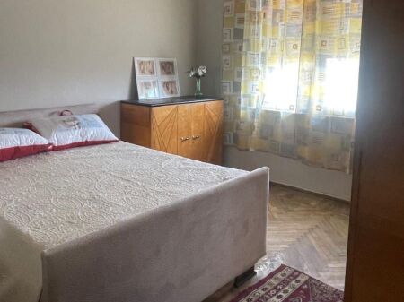 Jepet me qera apartament me siperfaqje 80m2 neto