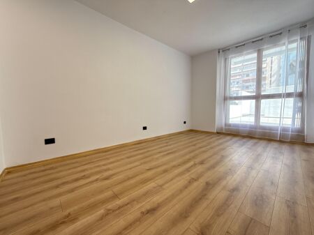 ZYRE ME QIRA ISH EKSPOZITA 65 M2