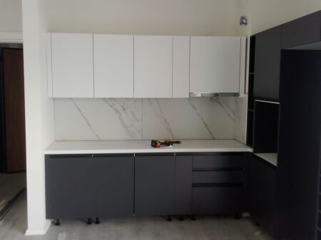 🏢A Univers City è in affitto un appartamento 3+1+2, parzialmente arredato 55,000Leke