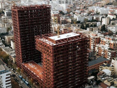 GARDEN BUILDING JAPIM ME QIRA APARTAMENT LUKSOZ 1+1 + POST PARKIMI