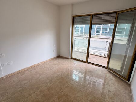 🏢 LOCALE COMMERCIALE (UFFICIO) IN AFFITTO – VICINO A BLOKU