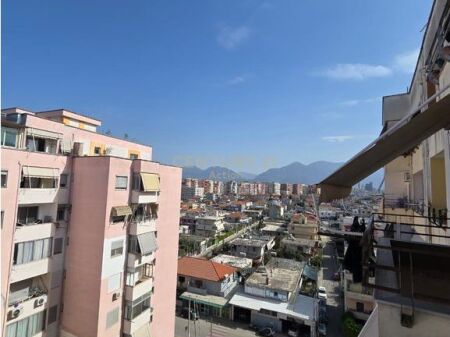 Jepet me qera Apartament 2+1 ne Kombinat!