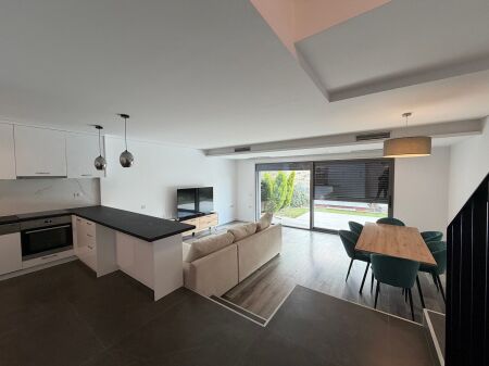 Jepet me qera vilë 3+1+oborr+garazhd në Rezidence Private në Mullet