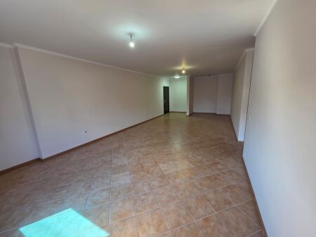 Treni Usluga Jepet Apartament 2+1 Me Qera Bosh Per Zyra Ose Klinika