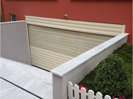 Locale Commerciale in Vendita vicino a Komuna e Parisit