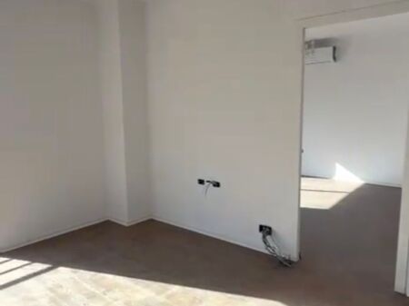 Shitet apartament 2+1 tek Komuna e Parisit