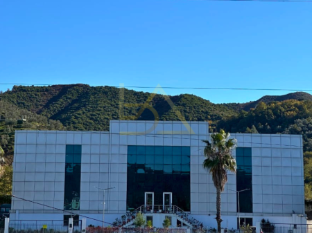 Shitet Objekt Biznesi Multifunksional Ekskluziv