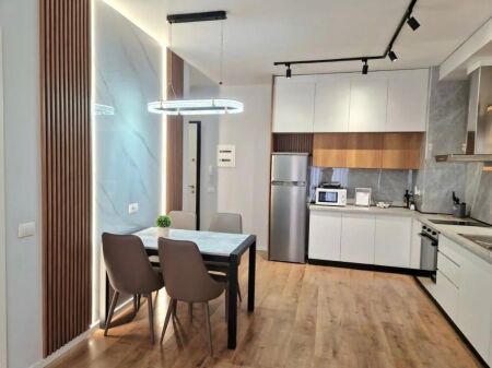 Apartament 1+1 me Post Parkimi për Qira tek Shkolla e Kuqe!