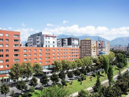 JEPET AMBIENT ZYRASH ME QERA TEK HILTON PRANE DELIJORGJIT