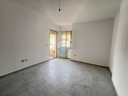 🏡 Garsoniere për Shitje vija e parë në Lungomare, Vlorë