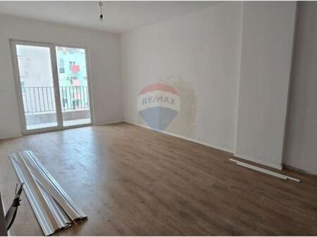 Shitet apartament 2+1+2 ne Rrugen Dritan Hoxha Kompleksi Aura.