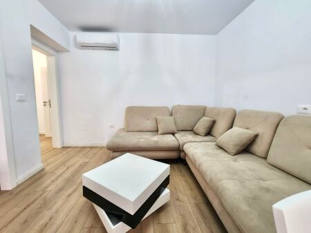 ffittasi Moderno Appartamento 2+1! 🔑 📍 Posizione: Via dei Kosovari (Zona Petro Nini / Lago) 💰 Prezzo: 600 Euro/mese