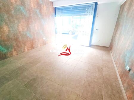 Affittasi negozio nella zona di Blloku vicino alla Scuola Petro Nini Luarasi – super opportunità di business! ( ID 42711159 )