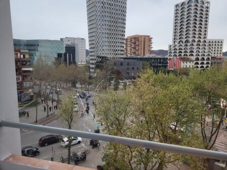 APPARTAMENTO /UFFICIO o residenza 3 più 1 più 3 in Piazza Skenderbej