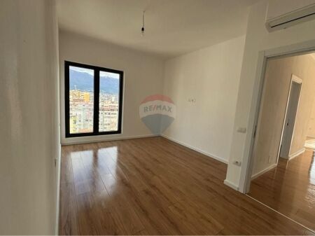 Zyre per qira te Rruga e Barrikadave!